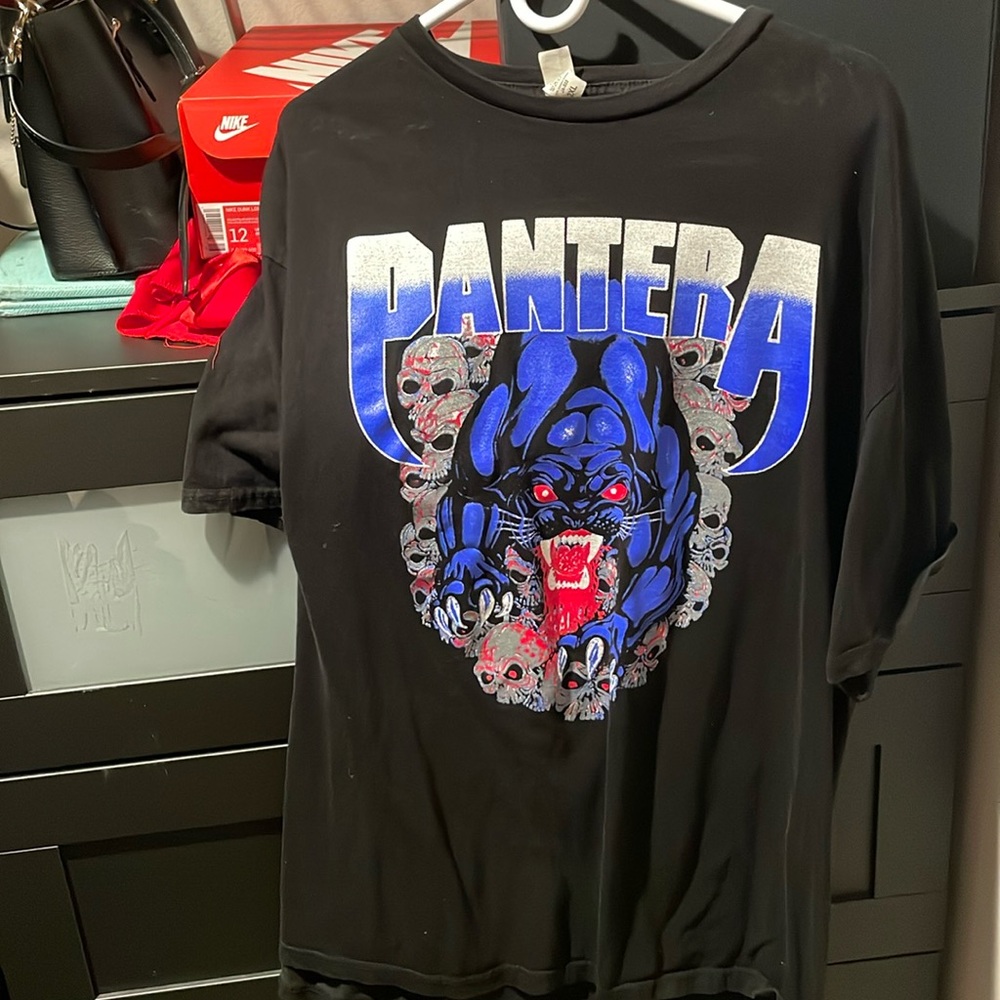 Black Pantera graphic tee
XXL
